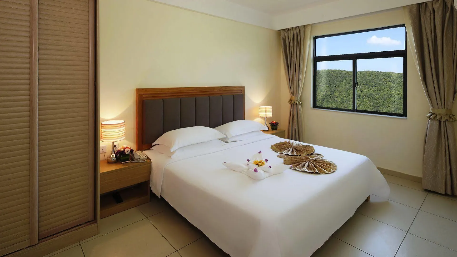 Gentle Grown Sanya Seashore Hotel